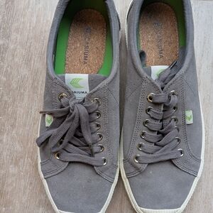 Cariuma Gray and Green Sneakers with Minimalist Design